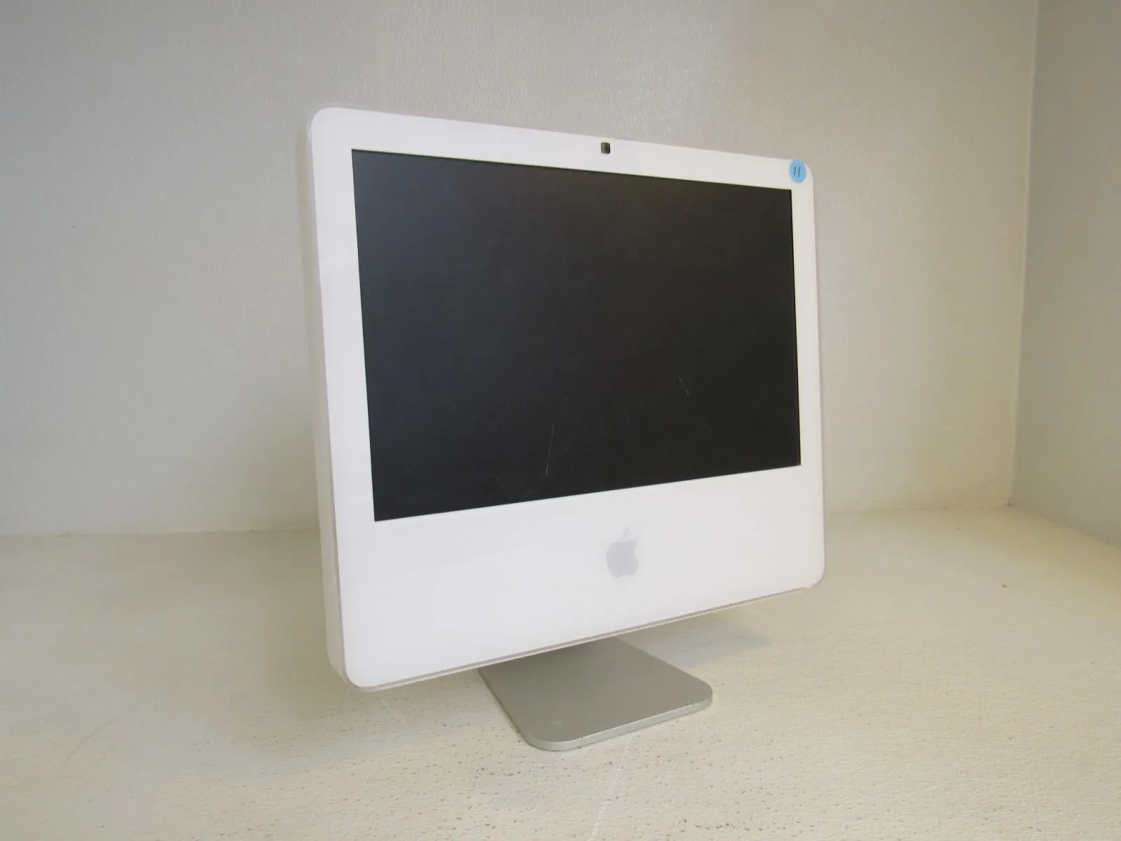 Apple iMac 17 in All In One Computer Bare Unit N White/Gray 1GB RAM A1195 -- Used